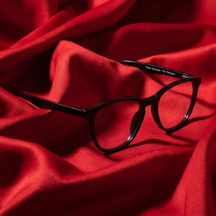 Anteojos Fiore 7046 en negro – nested in flowing vivid red silk