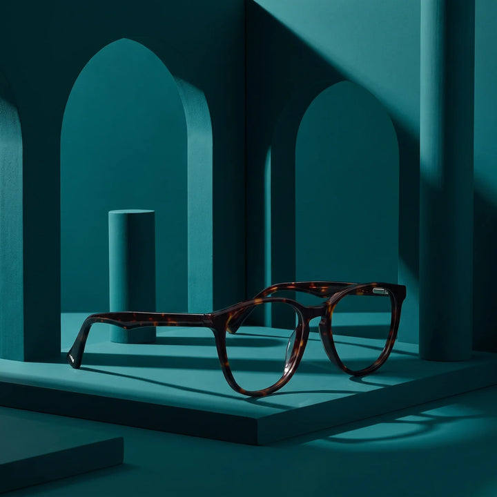 Anteojos Fiore 7046 en tortoiseshell – still life among monochrome teal arches