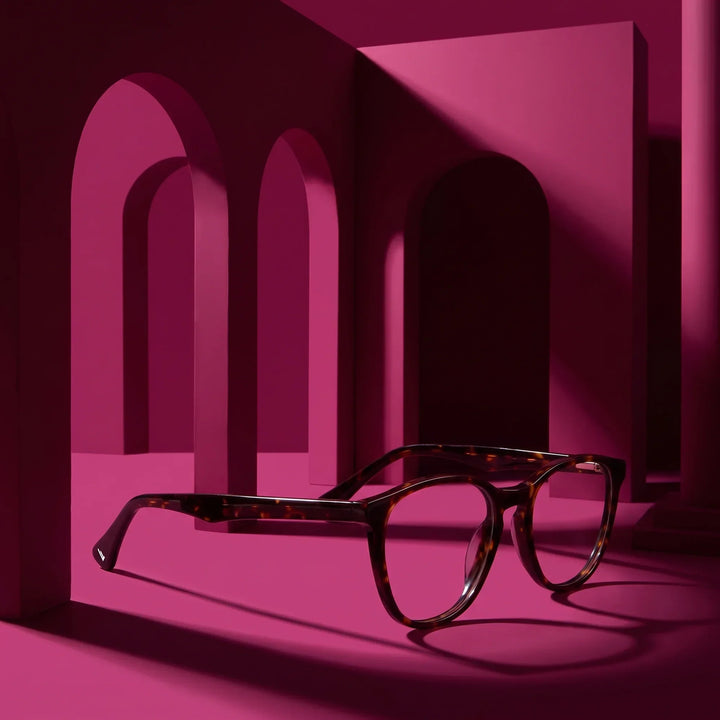 Anteojos Fiore 7046 en carey – staged on a sculptural magenta architecture set