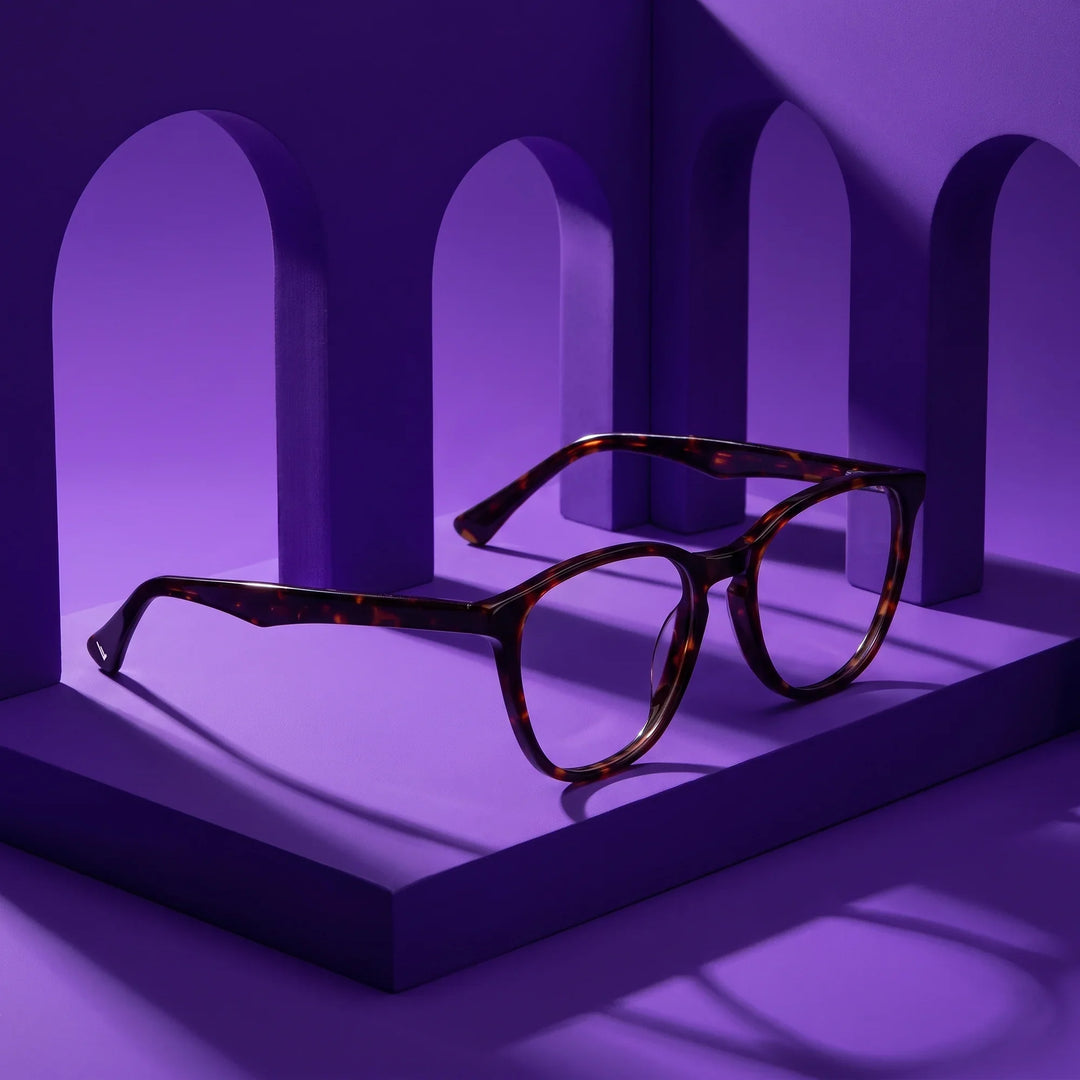 Anteojos Fiore 7046 en tortoiseshell – displayed on a violet podium among arches