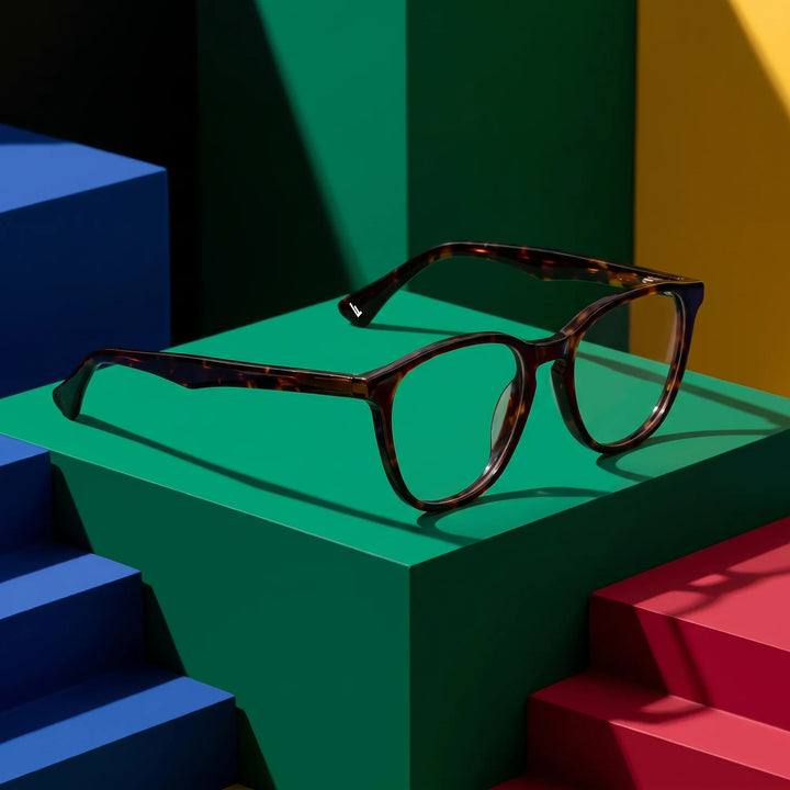Anteojos Fiore 7046 en tortoiseshell – sobre gradas de bloques de colores primarios