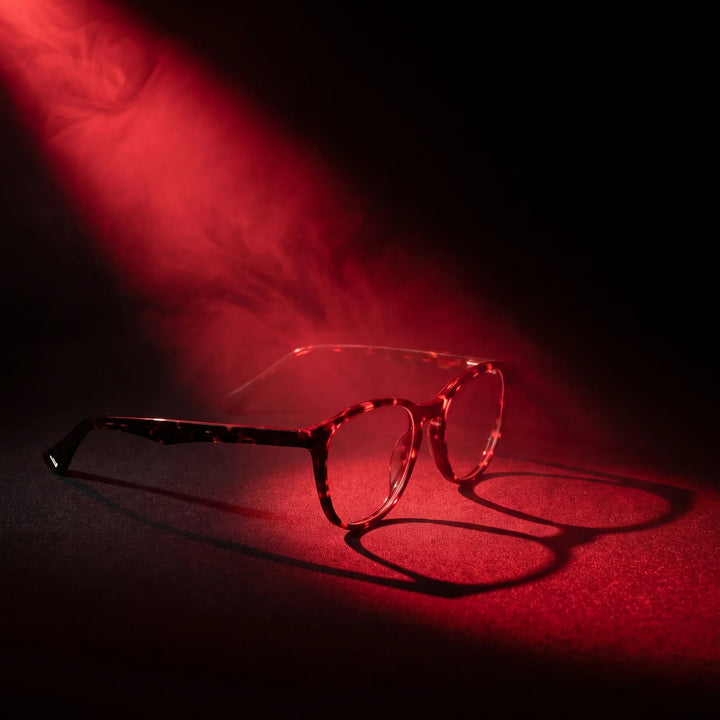 Anteojos Fiore 7046 en tortoiseshell – bajo un haz de luz teatral
