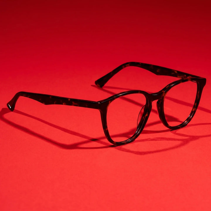 Anteojos Fiore 7046 en tortoiseshell – editorial still life on a saturated vivid red set