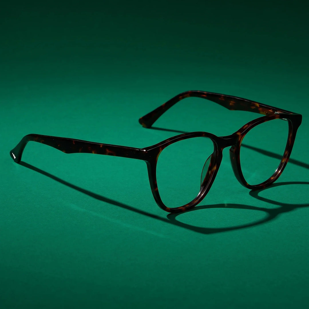 Anteojos Fiore 7046 en tortoiseshell – still life on a seamless emerald studio backdrop
