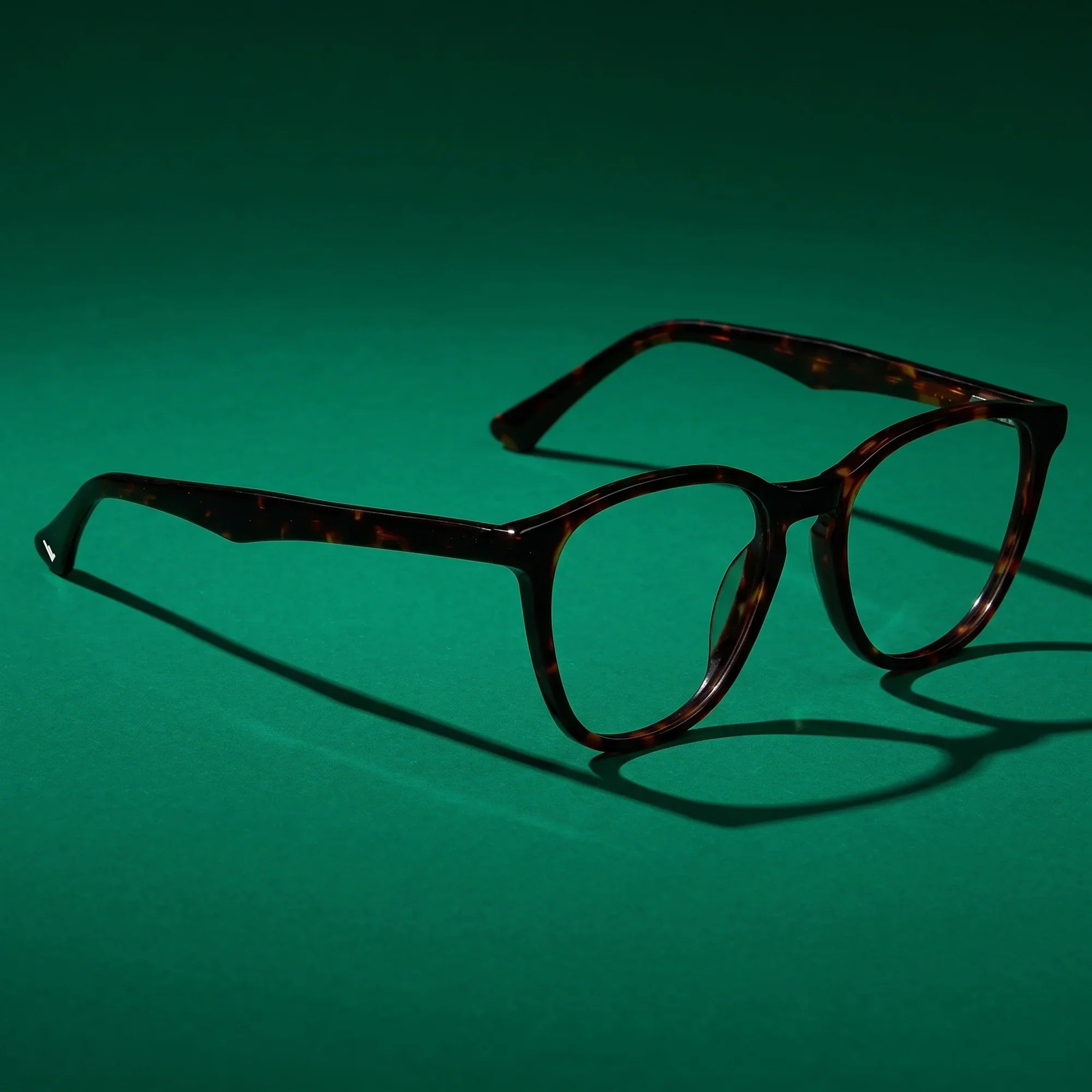 Anteojos Fiore 7046 en tortoiseshell – still life on a seamless emerald studio backdrop