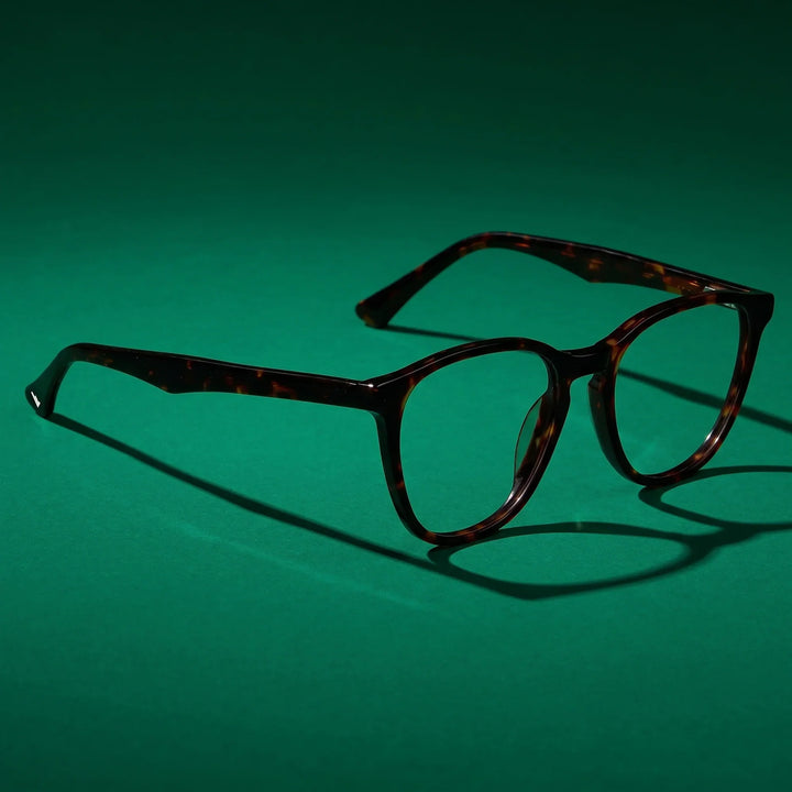 Anteojos Fiore 7046 en carey – still life on a seamless emerald studio backdrop
