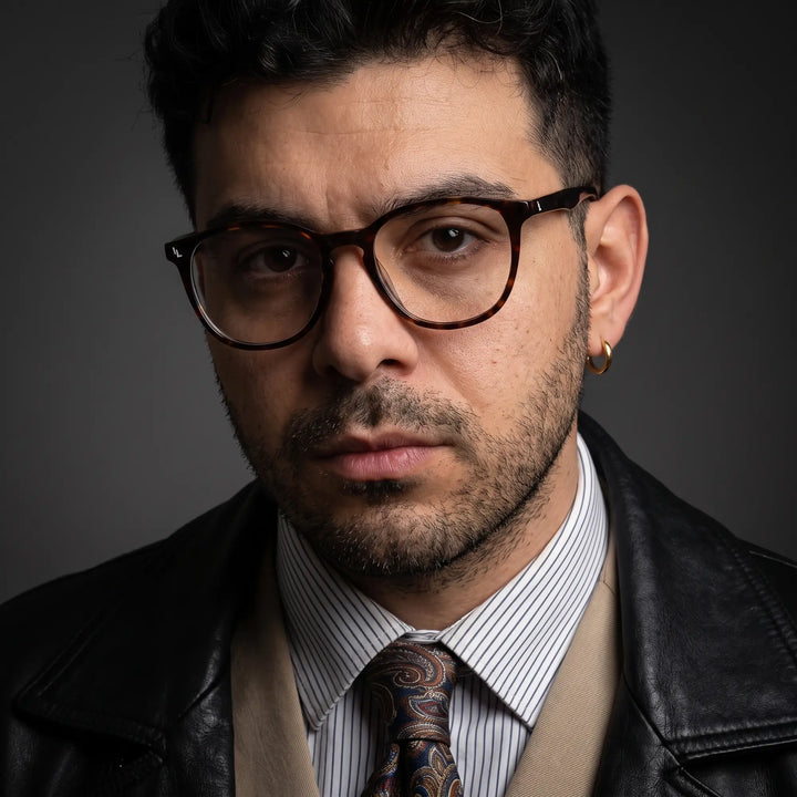 Anteojos Fiore 7046 en tortoiseshell, en modelo – retrato de campaña, minimal studio portrait in soft daylight