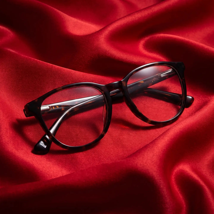 Anteojos Fiore 7046 en tortoiseshell – nested in flowing vivid red silk