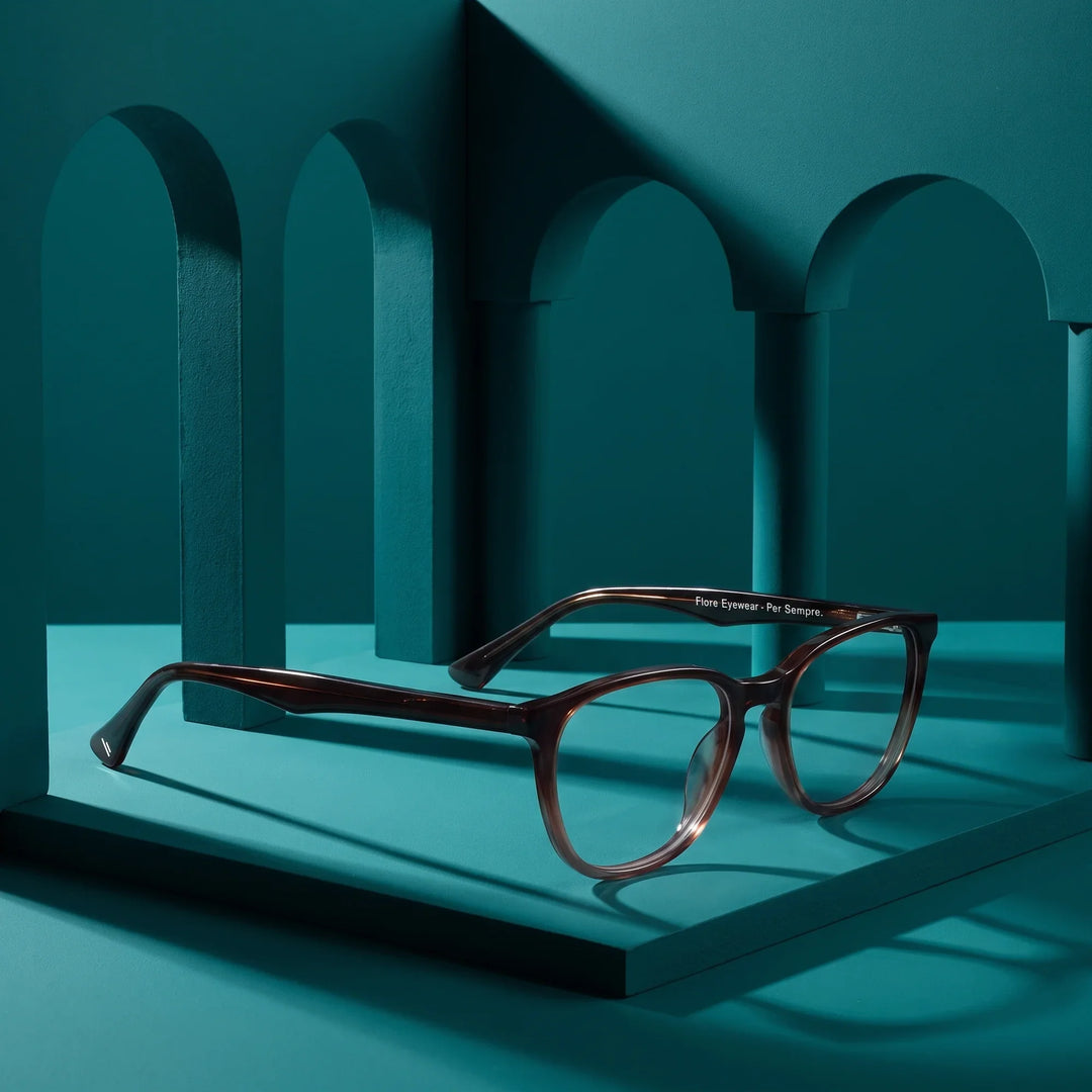 Anteojos Fiore 7046 en gradual brown – still life among monochrome teal arches