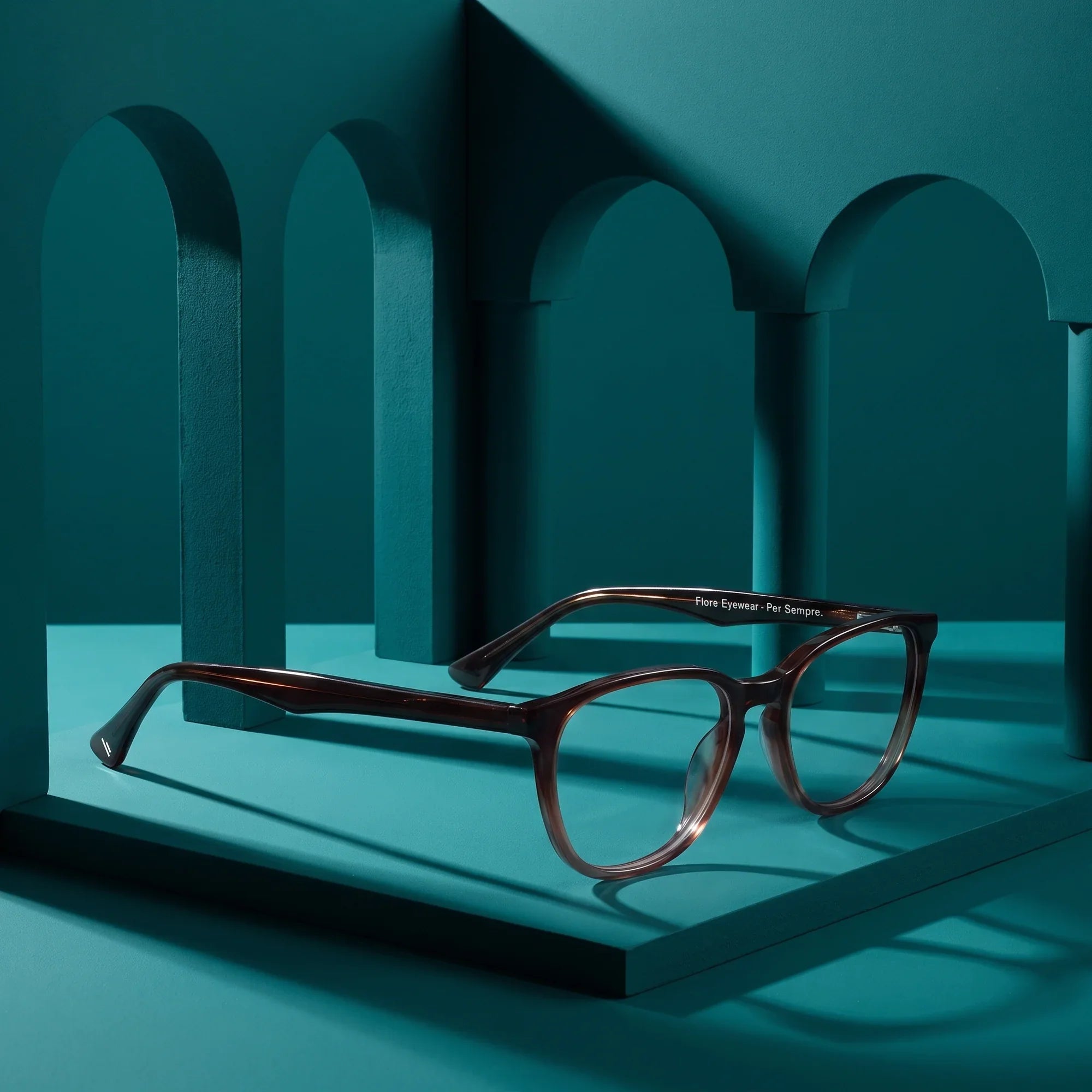 Anteojos Fiore 7046 en gradual brown – still life among monochrome teal arches