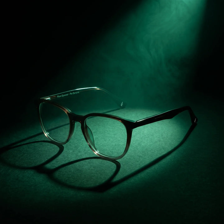 Anteojos Fiore 7046 en gradual brown – bajo un haz de luz teatral