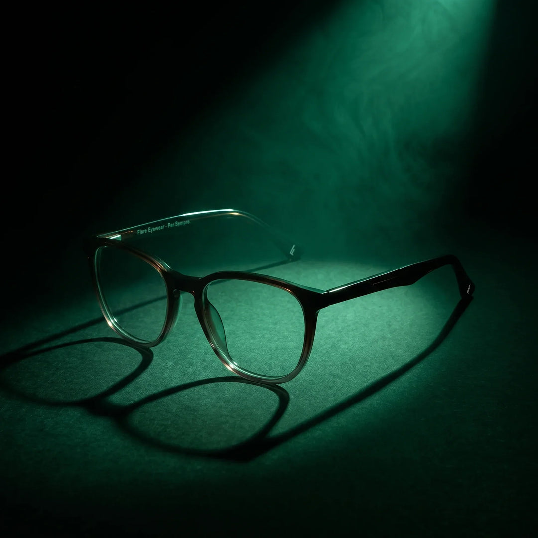 Anteojos Fiore 7046 en gradual café – bajo un haz de luz teatral