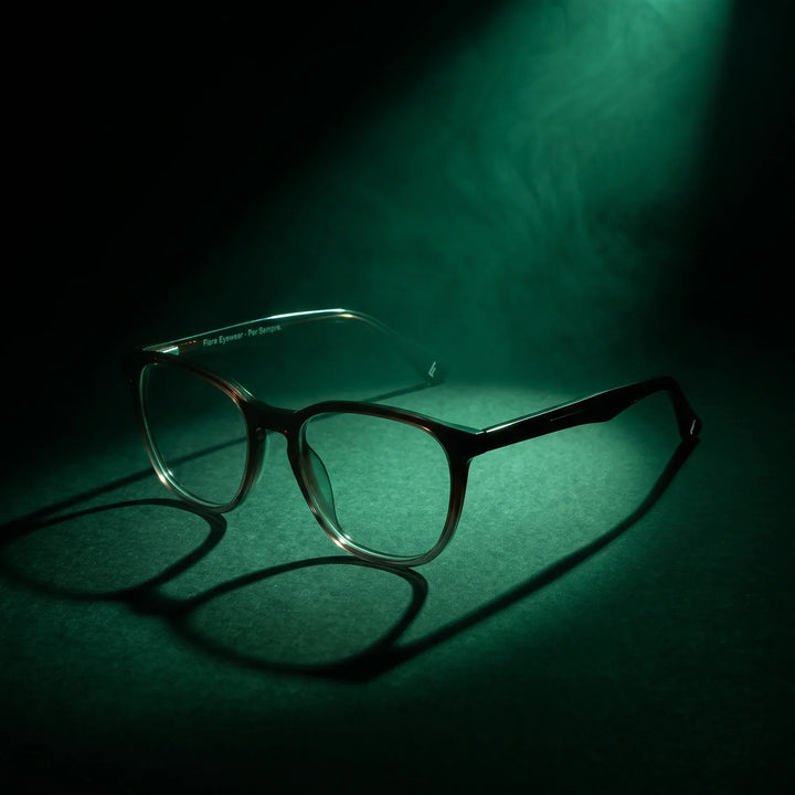 Anteojos Fiore 7046 en gradual café – bajo un haz de luz teatral