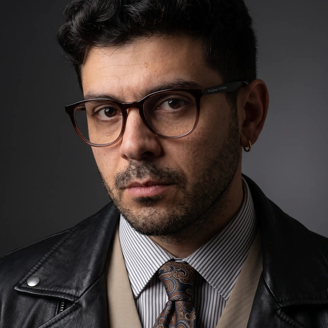 Anteojos Fiore 7046 en gradual brown, en modelo – retrato de campaña, minimal studio portrait in soft daylight