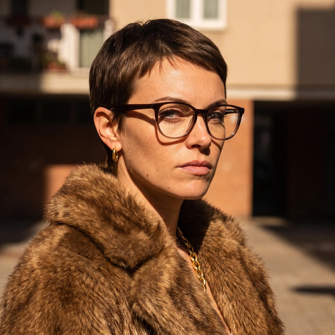 Anteojos Fiore 7046 en gradual brown, en modelo – retrato de campaña, street portrait rooted in city heritage