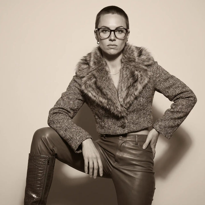 Anteojos Fiore 7046 en gradual brown, en modelo – retrato de campaña, full-length studio portrait in tweed and leather