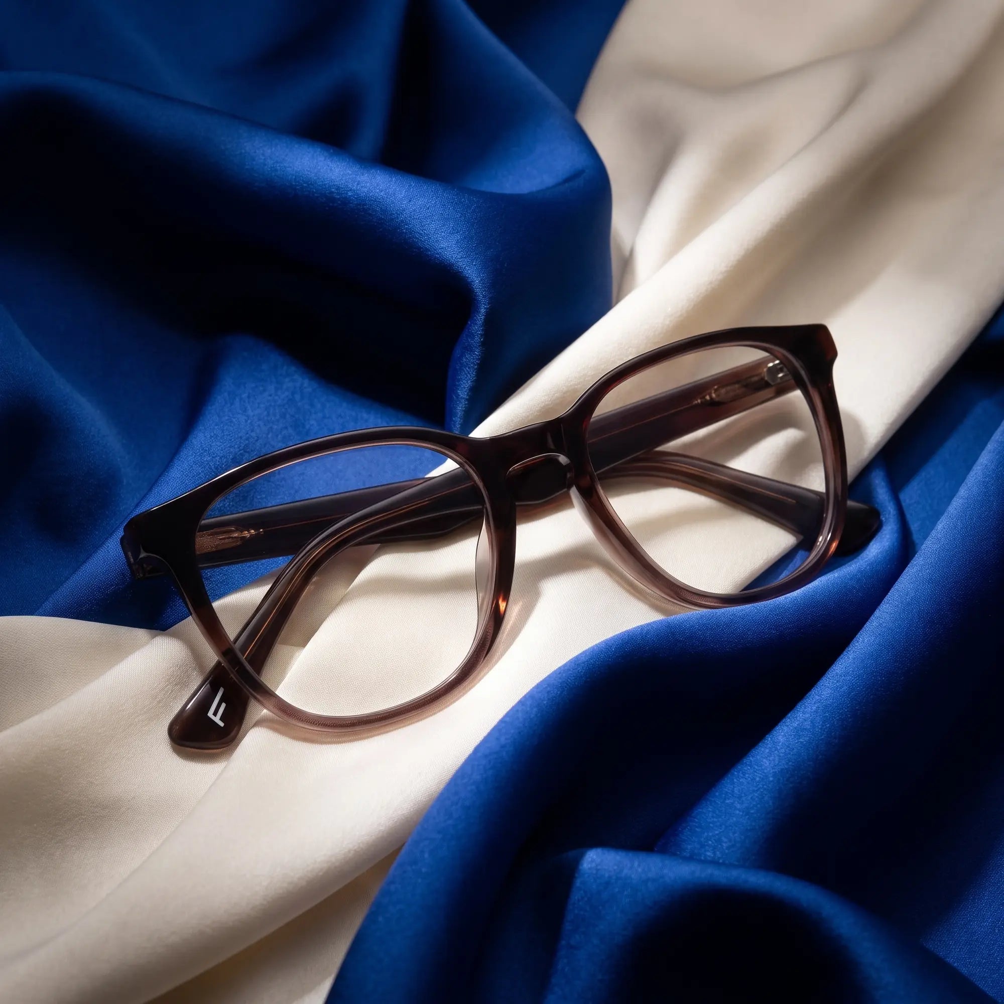 Anteojos Fiore 7046 en gradual brown – sobre seda cobalto y marfil drapeada