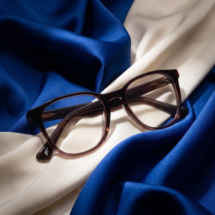 Anteojos Fiore 7046 en gradual brown – sobre seda cobalto y marfil drapeada