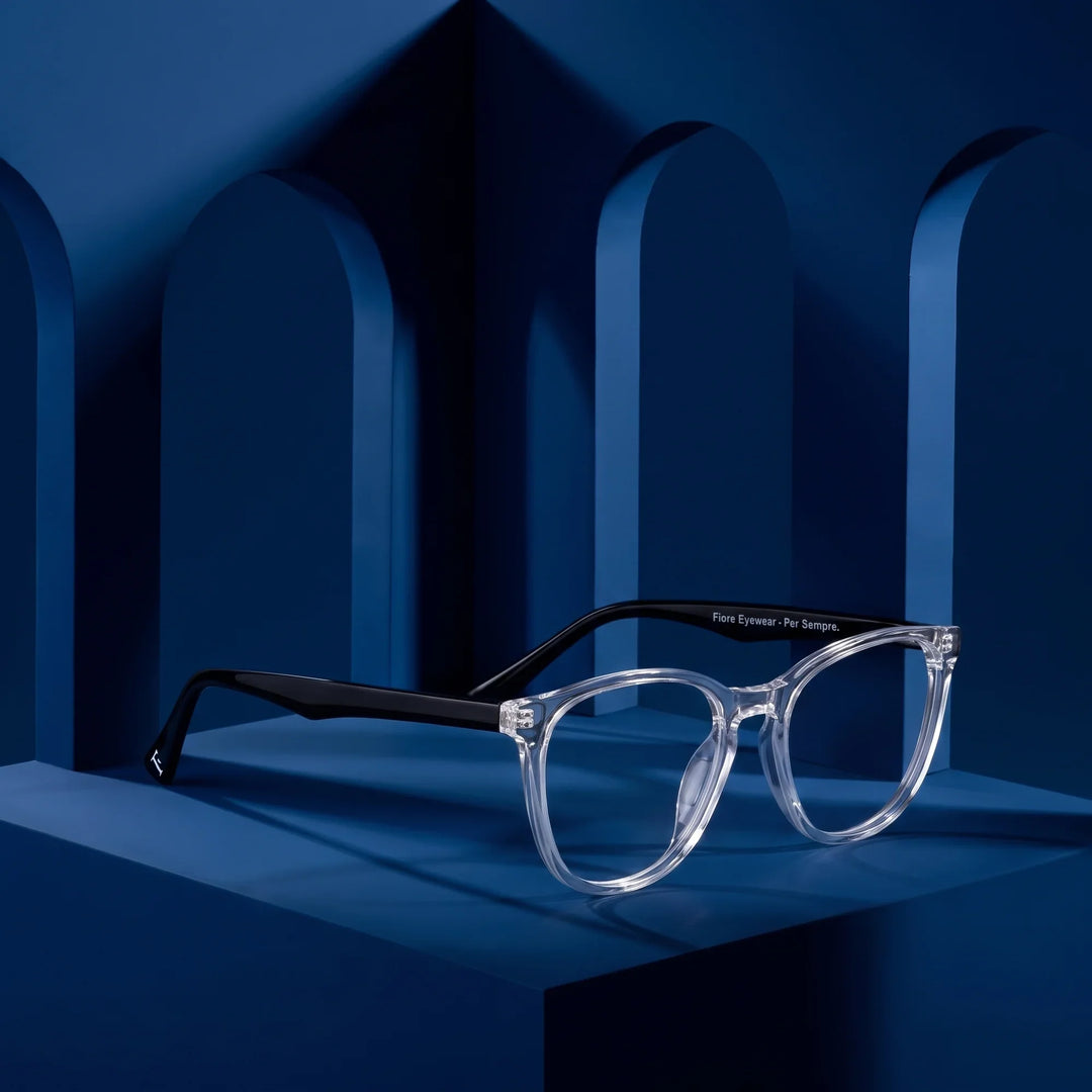 Anteojos Fiore 7046 en transparent – still life among monochrome midnight blue arches