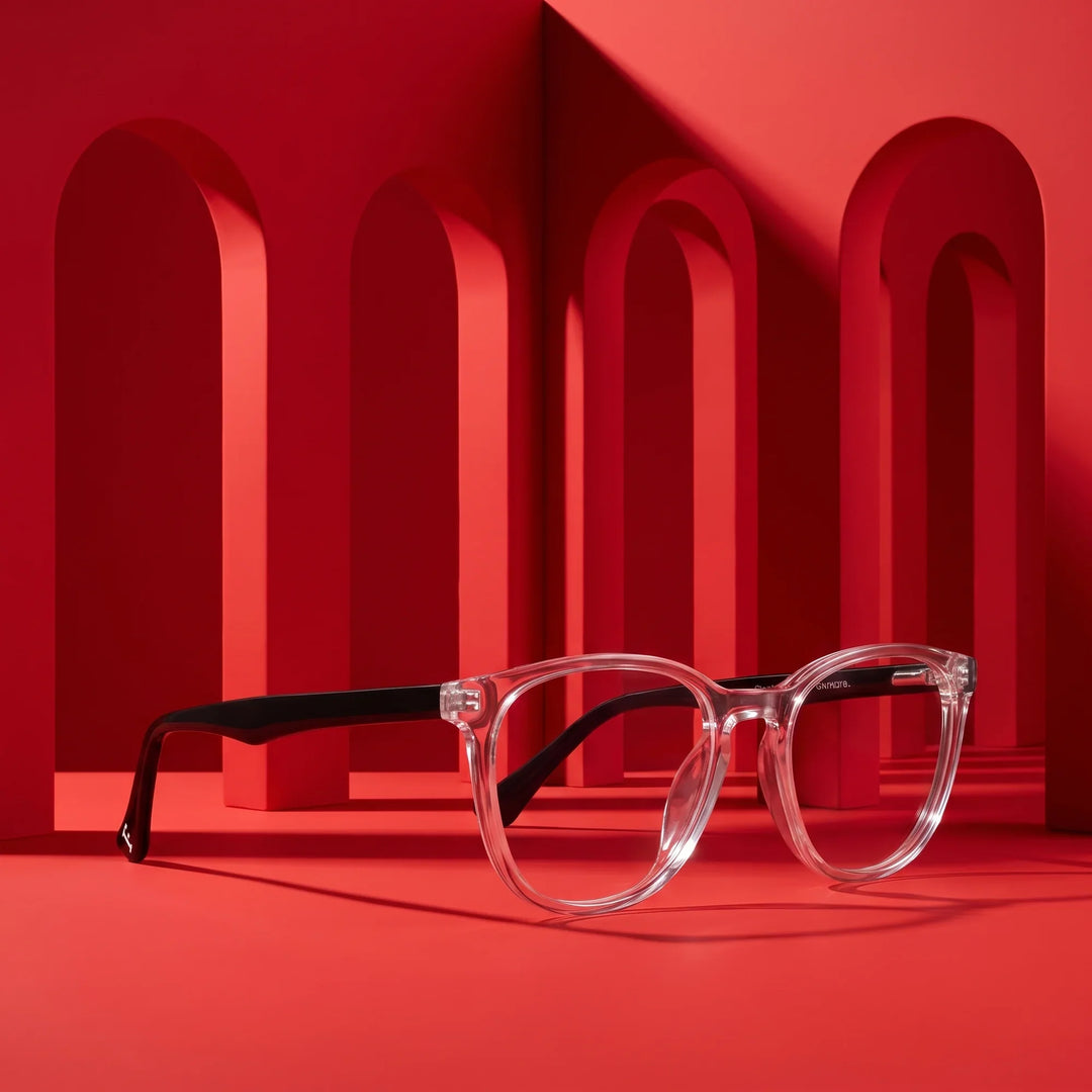 Anteojos Fiore 7046 en transparente – displayed on a vivid red podium among arches