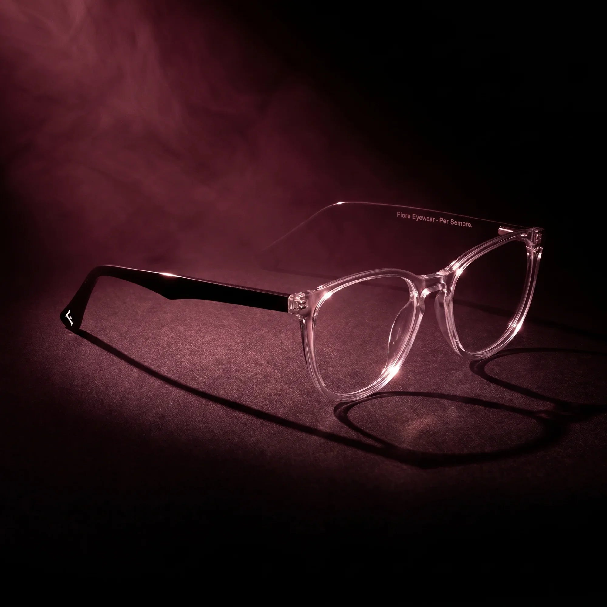Anteojos Fiore 7046 en transparent – bajo un haz de luz teatral