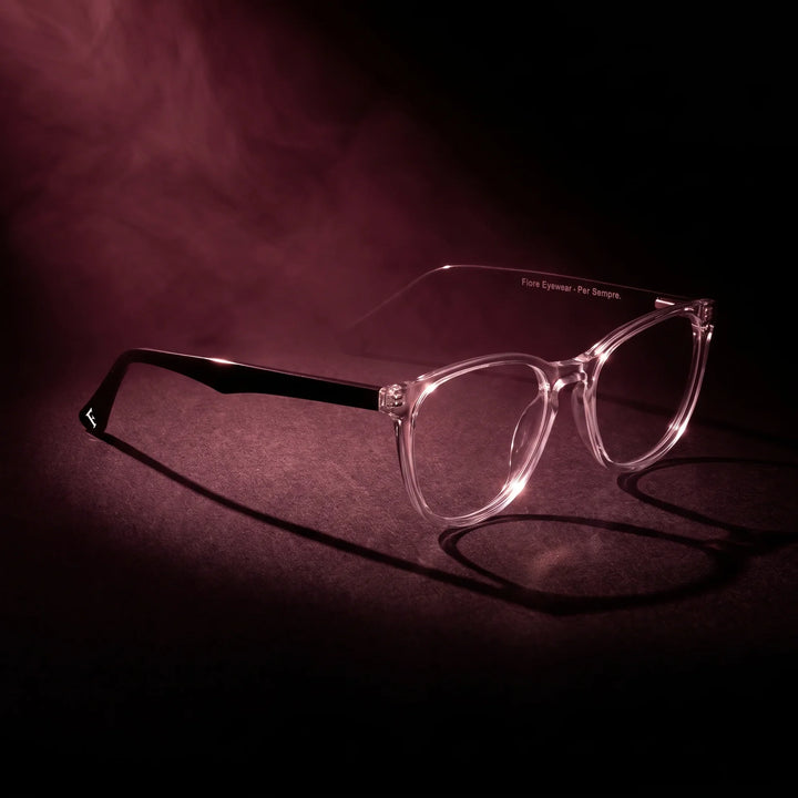 Anteojos Fiore 7046 en transparent – bajo un haz de luz teatral