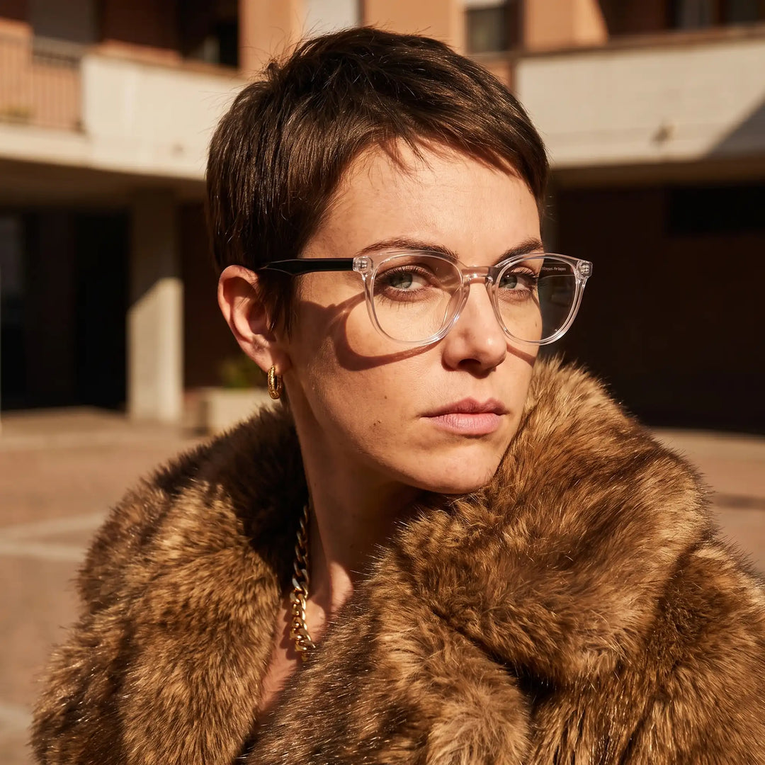 Anteojos Fiore 7046 en transparent, en modelo – retrato de campaña, street portrait rooted in city heritage