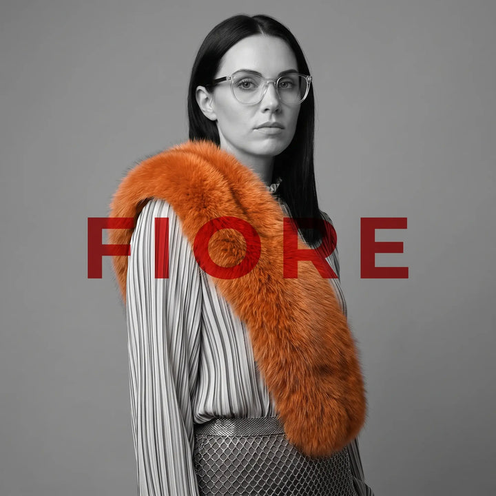 Anteojos Fiore 7046 en transparent, en modelo – retrato de campaña, bold studio pose in vintage tweed