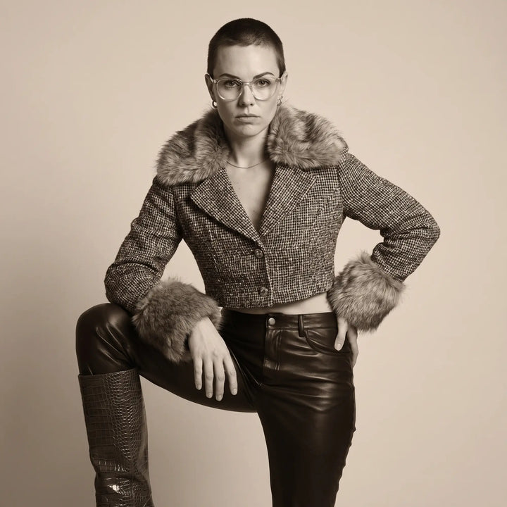 Anteojos Fiore 7046 en transparent, en modelo – retrato de campaña, full-length studio portrait in tweed and leather