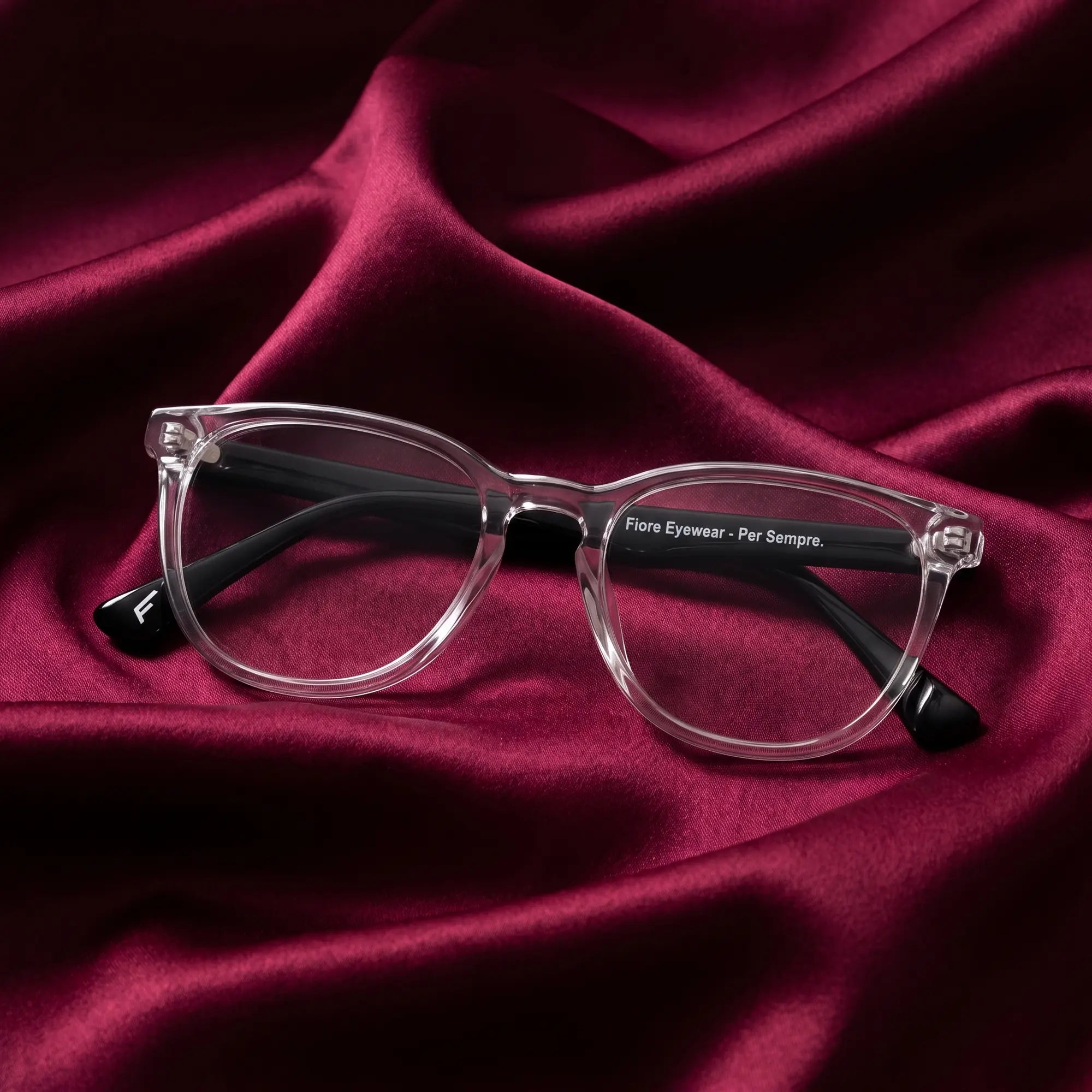 Anteojos Fiore 7046 en transparent – nested in flowing burgundy silk
