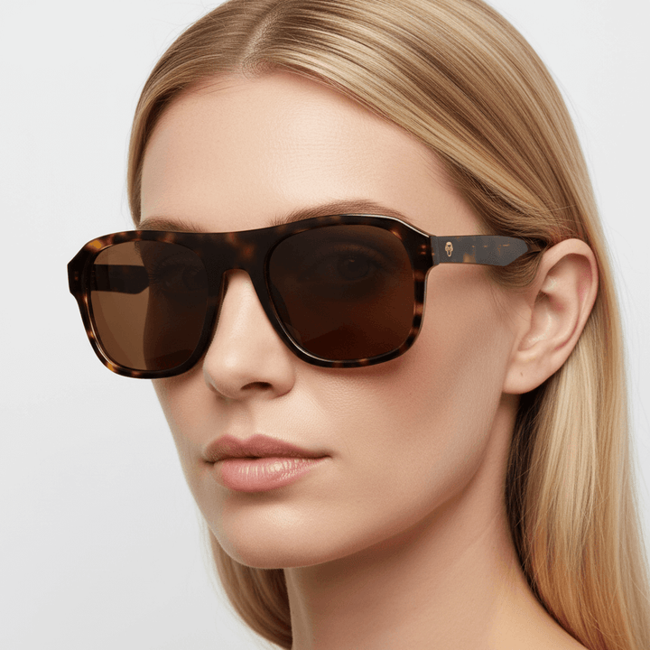una modelo mujer rubia usando lentes de sol rectangulares bonoboss oversized xl #color_carey