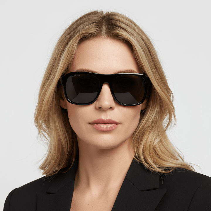 una modelo mujer rubia usando lentes de sol rectangulares bonoboss oversized xl #color_negro