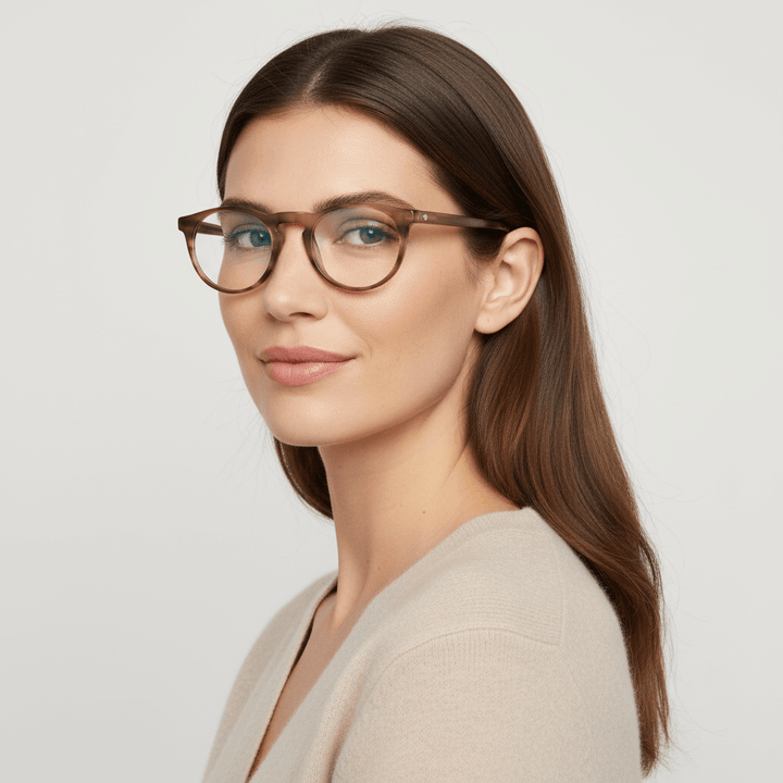 la vista lateral de una mujer de cara ovalada grande usando armazones marcos opticos con receta y antireflejo Bonoboss en acetato sustentable biodegradable de forma redonda y #color_brown