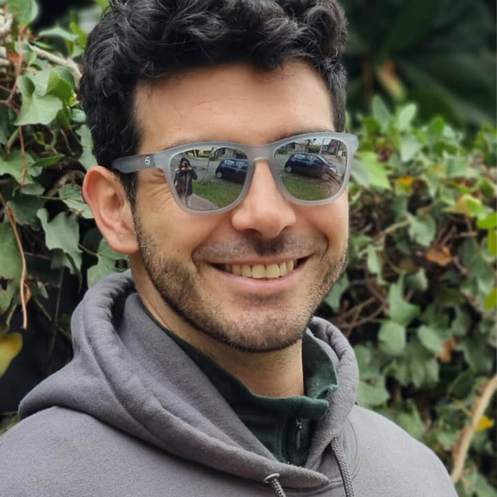 frogskin anteojos de sol polarizados oakley hechos con plastico reciclado sustentable color gris espejado frontal hombre cara redonda 