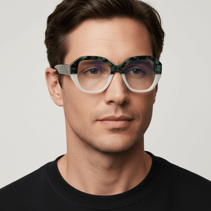 la vista lateral de un hombre de pelo castaño usando unos anteojos marcos opticos sustentables de acetato reciclado Bonoboss de color verde con blanco #color_green