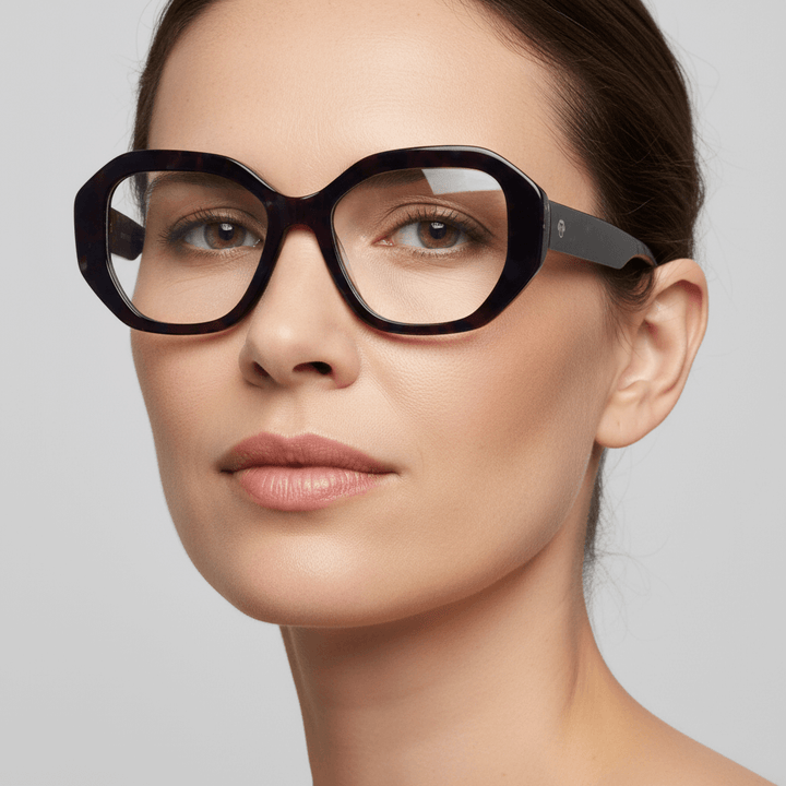 la vista lateral de una mujer de pelo castaño usando unos anteojos marcos opticos sustentables de acetato reciclado Bonoboss de color morado  #color_space