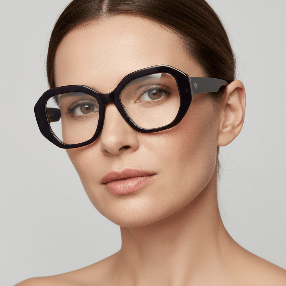 la vista lateral de una mujer de pelo castaño usando unos anteojos marcos opticos sustentables de acetato reciclado Bonoboss de color verde con blanco #color_green