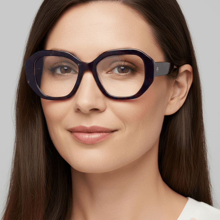 la vista frontal de una mujer de pelo castaño con el pelo liso suelto usando unos anteojos marcos opticos sustentables de acetato reciclado Bonoboss de color morado  #color_space