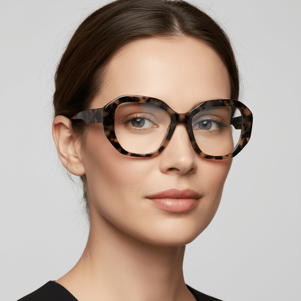 la vista lateral de una mujer de pelo castaño usando unos anteojos marcos opticos sustentables de acetato reciclado Bonoboss de color verde con blanco #color_green