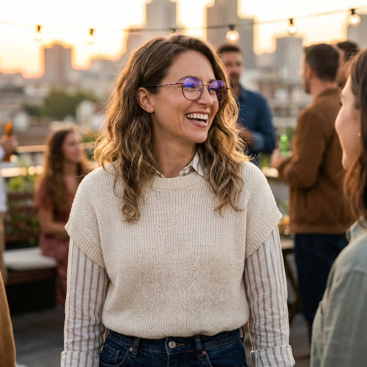 Lentes ópticos Galapagos Metal Rojo modelo en contexto social urbano profesional Bonoboss #editorial_lifestyle4 #color_rojo