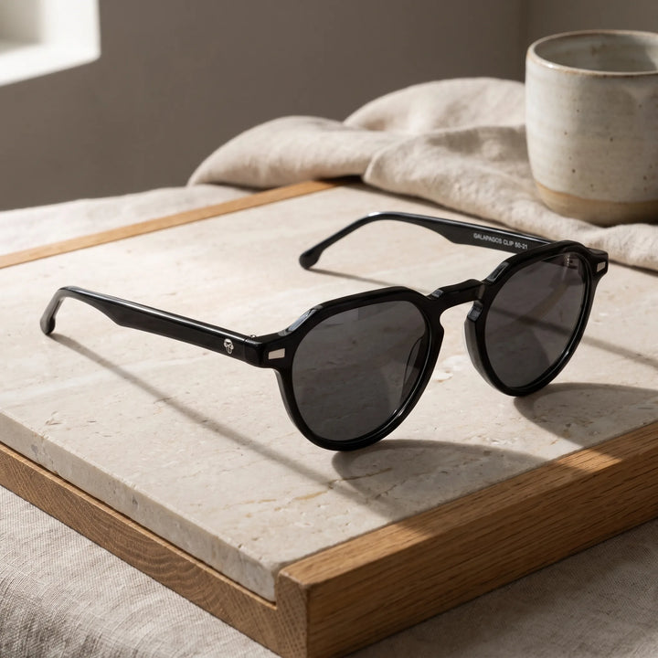 Lentes de sol Bonoboss Galápagos Negro sobre piedra y roble con luz de ventana #editorial_sustentabilidad #color_negro