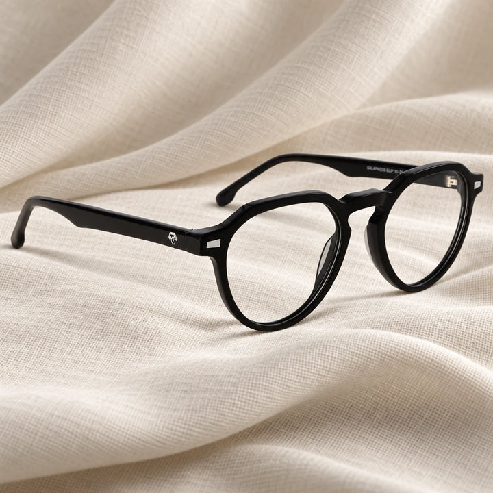 Lentes ópticos Bonoboss Galápagos Negro sobre piedra y roble con luz de ventana #editorial_sustentabilidad #color_negro