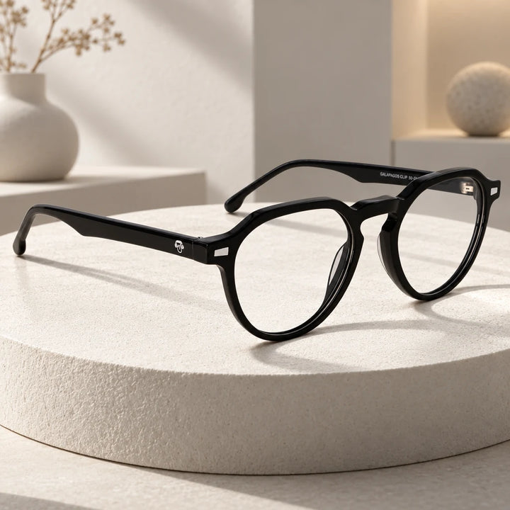 Lentes ópticos Bonoboss Galápagos Negro sobre madera y rocas junto al mar al atardecer #editorial_lifestyle3 #color_negro