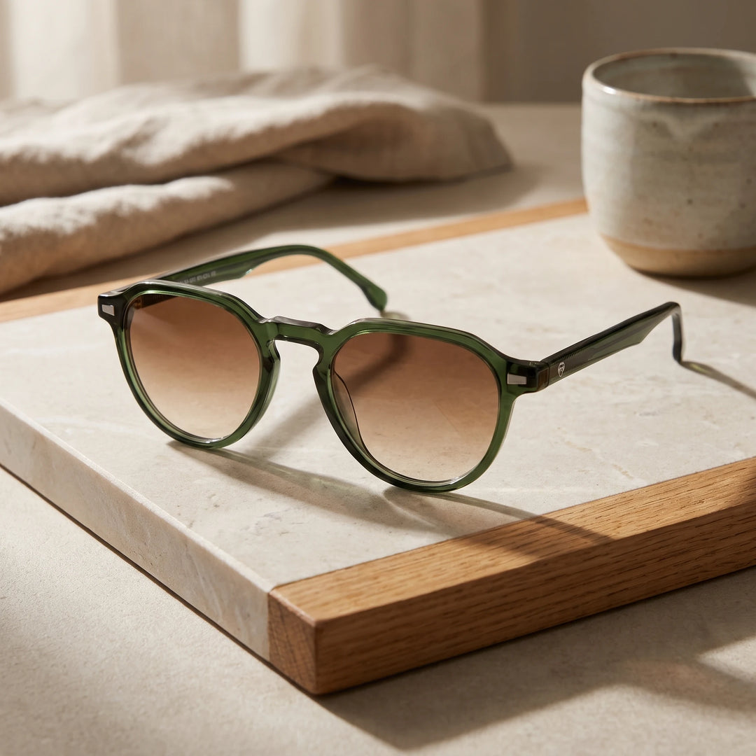 Lentes de sol Bonoboss Galápagos Verde sobre piedra y roble con luz de ventana #editorial_sustentabilidad #color_verde