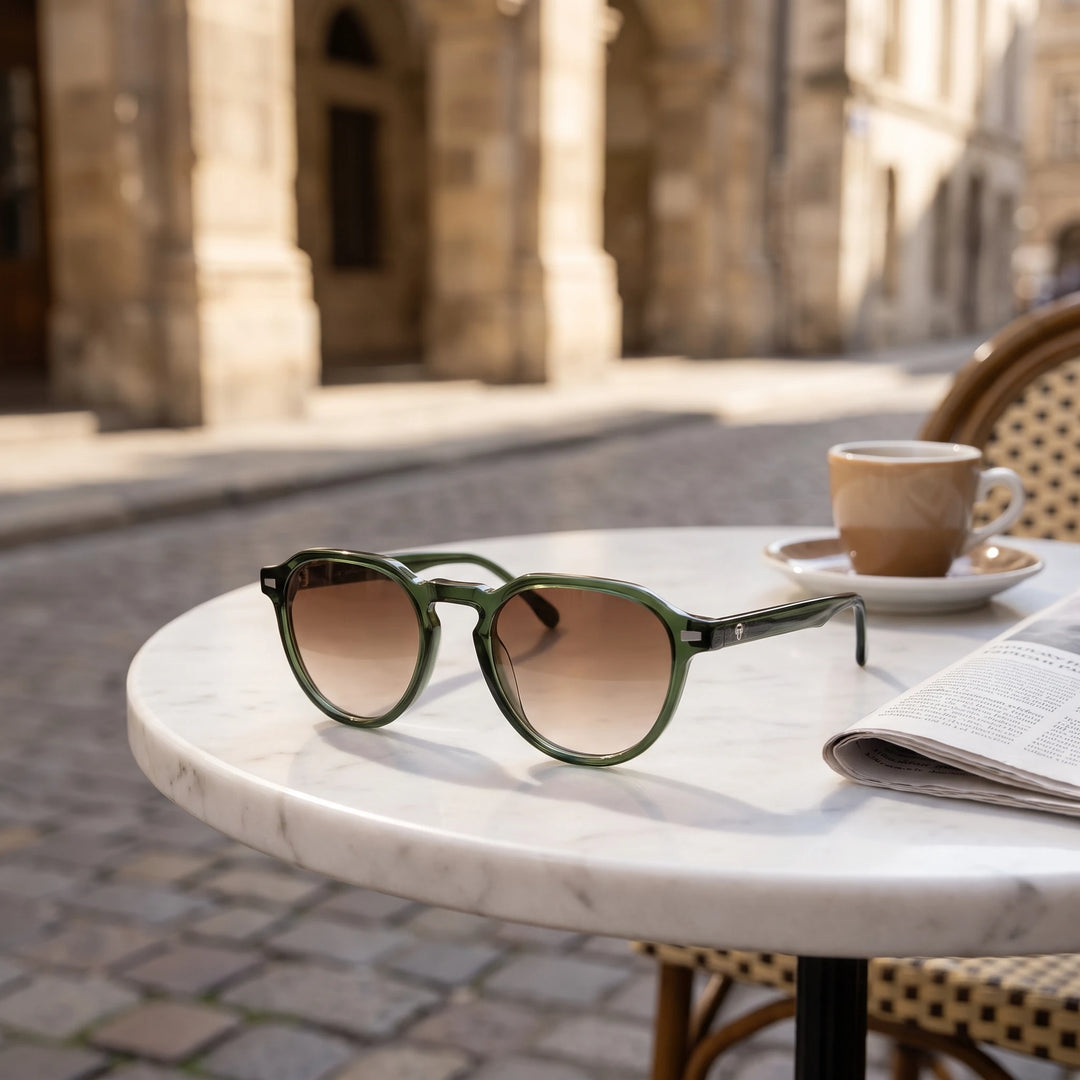 Lentes de sol Bonoboss Galápagos Verde sobre mesa de mármol en terraza de café #editorial_grid1 #color_verde