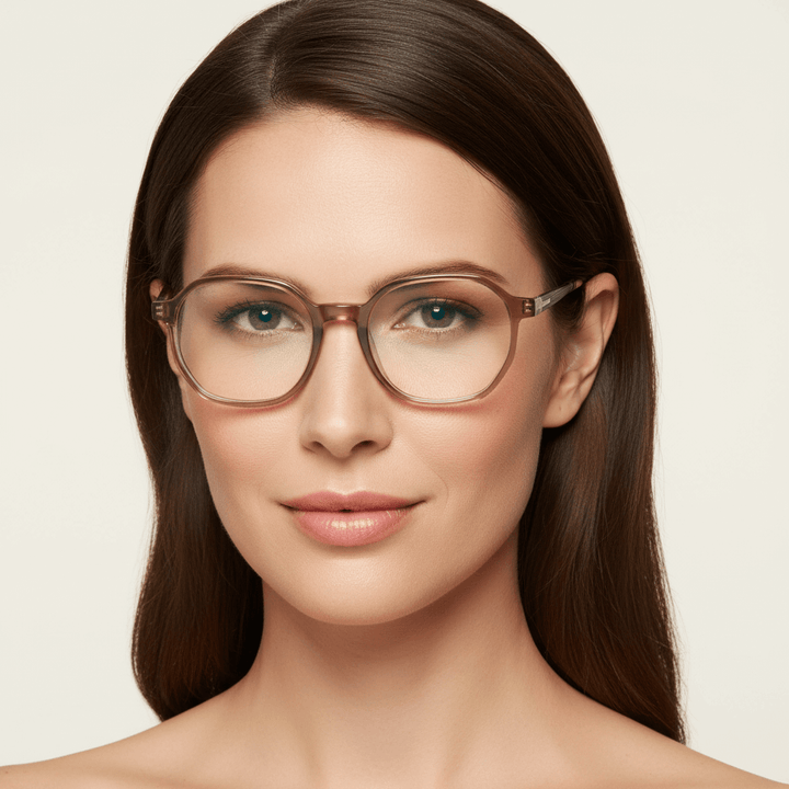 la vista frontal de una mujer de cara redonda usando anteojos marcos armazones opticos de marca Bonoboss de color peach de acetato biodegradable sustentable con patas de acero inoxidable #color_blonde-crystal
