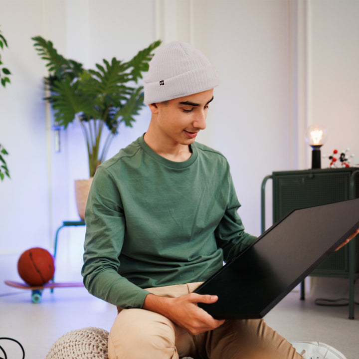 beanie invierno redondo de color blanco con logo de color negro. Gorros para el invierno hechos de material sustentable reciclado regalo corporativo. mayorista distribuidor de regalos corporativos sustentables ecologicos