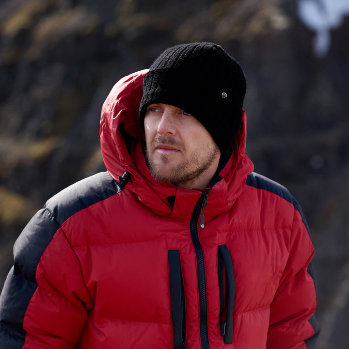 beanie invierno redondo de color negro matte con logo de color negro. Gorros para el invierno hechos de material sustentable reciclado regalo corporativo. mayorista distribuidor