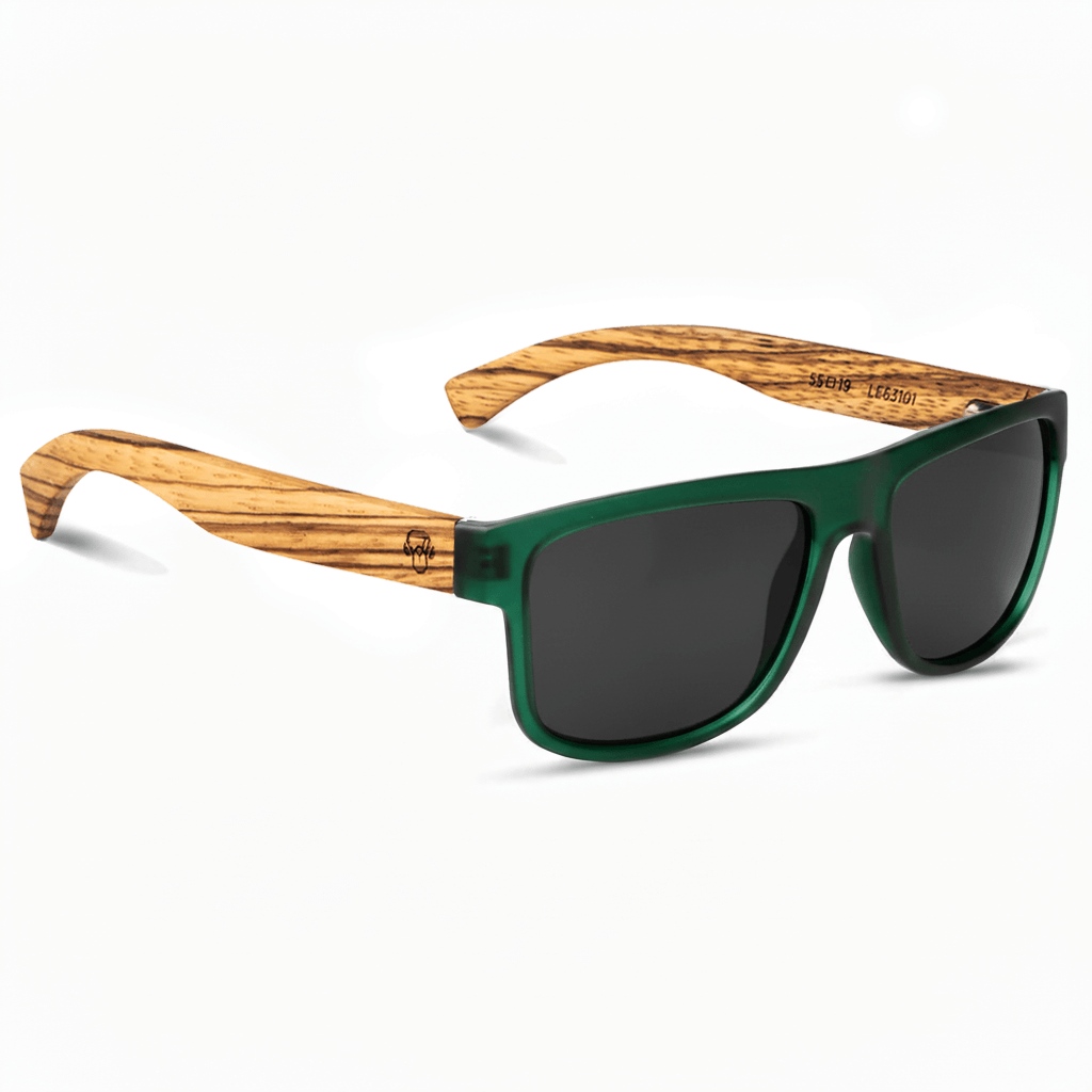 anteojos de sol polarizados de plastico reciclado rectangulares para hombre y mujer con pata de madera de zebrano y marco de color verde cristales negros vista angulada #color-marco_forest
