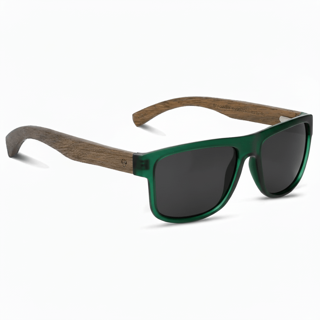 anteojos gafa de sol polarizada sustentable ecologica de plastico reciclado bonoboss modelo aukan forest verde con lentes polarizadas de color negro regalo corporativo ecologico de moda foto angulada #color-marco_forest